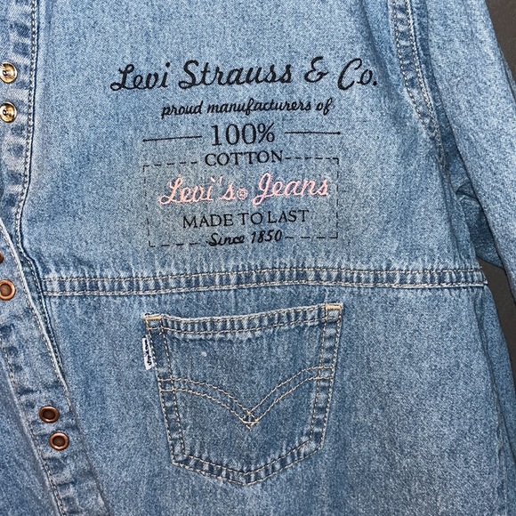 Levi vintage denim button up w/pocket 👖 - Picture 3 of 4